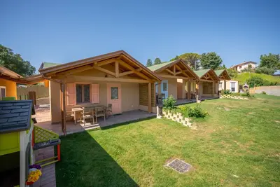 Image de Maisonnette en bois avec porche et jardin