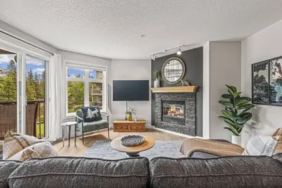 Image de Striking Mountain View Corner Unit