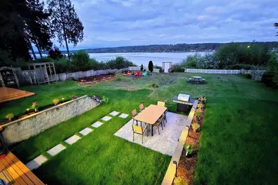 Image de Serene Waterfront Home: Private Beach, Hot Tub & Game Room