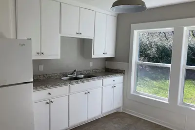 Image de Cozy, charming, stylish and natural wooded backyard close to Unt.