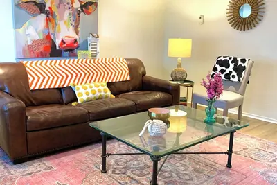 Image de Charming Bright Home Near Dr Hospital & Shopping - Extra Comfy Beds and Couch