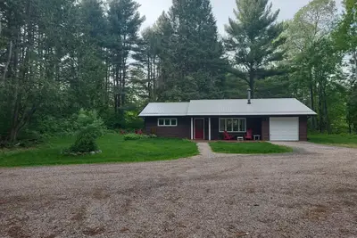 Image de River front 4 season cottage with 2. 5 acre serenity with mature trees around