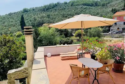 Image de Gemütliche Dorfwohnung mit Terrasse und Ausblick auf Gärten und Olivenhaine