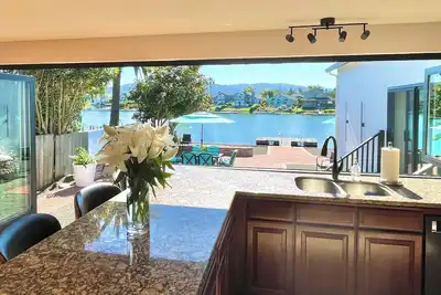 Image de Waterfront 4 bd 3ba Home. Close to Sf, wine country & race track. Pet Friendly!