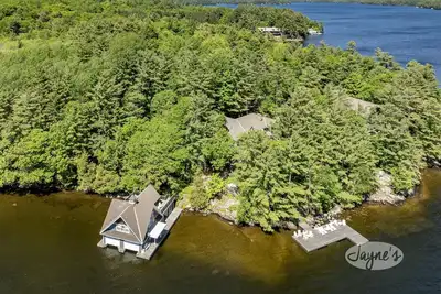 Image de Charming 4 bed 4 bath cottage on Lake Rosseau with Boathouse! Sw Exposure!