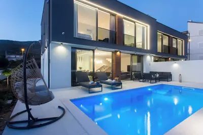 Luxury Villa, Heated pool, Seaview, 90m to Beach, Bbq
