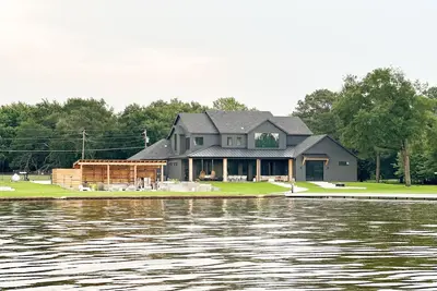 Image de Cedar Creek Lakefront escape w/pool, boat launch, pickleball, theater, arcade