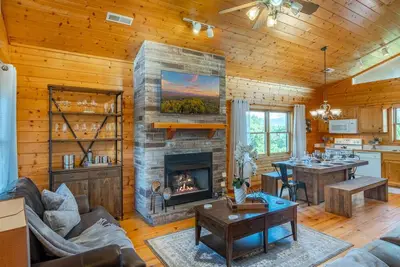Image de Summer Deals! Cozy Cabin, Stunning Views, Hot Tub, GameRoom, Centrally Located!