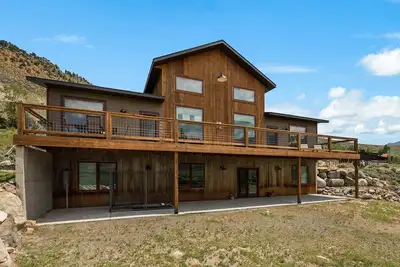 Image de Entire home 10 minutes from Yellowstone North Entrance! Views to Devil’s Slide