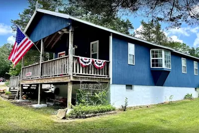 Image de Cozy Creekside Cottage next to City Park. Walk to mainstreet!