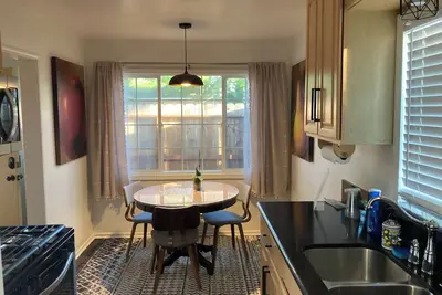 Image de Clean Luxury & Comfortable Beds - Centrally Located Home with Backyard