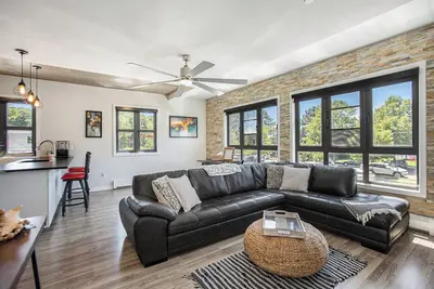 The Urban Coastal : Downtown Saugatuck - Cozy Condo with Lakeside Views
