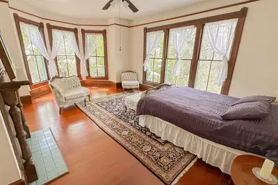 Victorian Apt. w/ Tailgate Spot near Stadium!