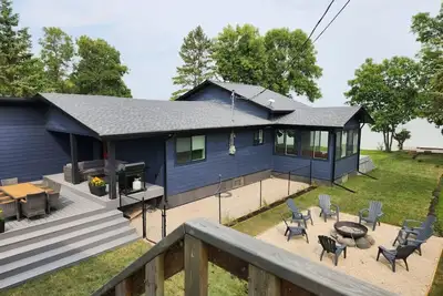 Image de Boho Luxe Lakefront Cottage