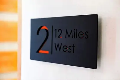 Image de 12 Miles West Suite 2