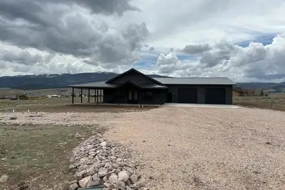 Image de Cozy retreat located in the perfect location for views of the mountains and lake