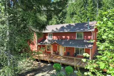 Image de Huge deck, hot tub, near state parks, trails, beaches.