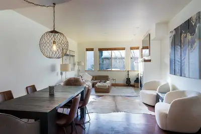 Remodeled townhome 3 min to ski + central Ketchum