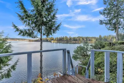 Image de Sleeps 9, Family, dog friendly, waterfront beach house.