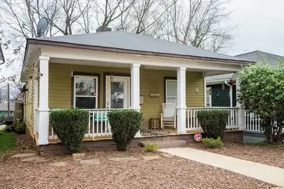 Image de Charming Craftsman 1/4 mile from Uptown Charlotte and 1 block from trolley.