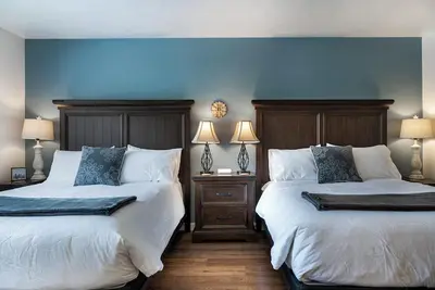 Image de At Flathead lake, 2 queens w/kitchenette - Marina Cay Huckleberry Suite