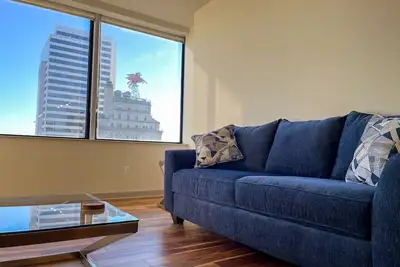 Image de Cozy Retreat with Rooftop Pool, Parking, and Spacious Comfort