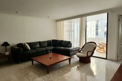 Image de Muy Amplio y Comodo Apartamento, Laguito. Frente al mar