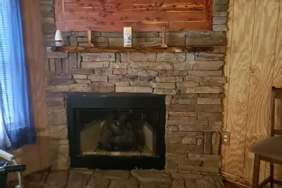 Image de This secluded cabin is tucked away in the mountains. With a handicap access ramp