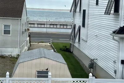 Image de Second House to this beautiful North End Beach, at the Sea Wall! ! Priced Right!