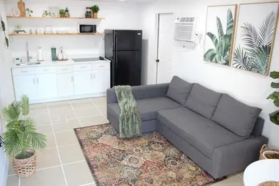 Image de Cozy Boho Guest House w/Patio - 6 min from the beach!