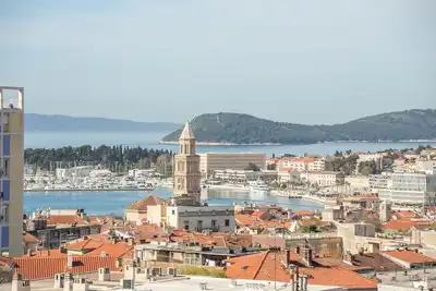Image de Appartement de deux chambres avec le balcon et la vue sur le mer Split (A-22909-a)