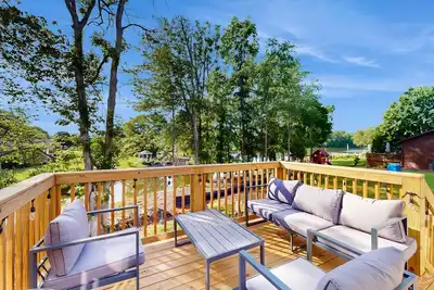 Image de Lakefront retreat with furnished deck, dock, firepit, washer/dryer, & Ac