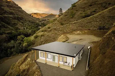 Image de New, modern home with amazing Salmon River and mountain views