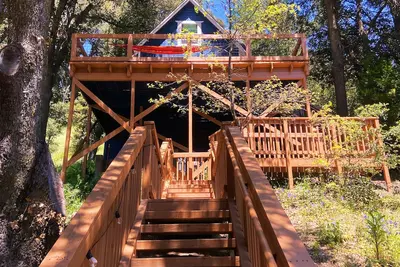 Image de Peaceful cabin among oaks. Perfect for relaxing, reading, yoga, meditation.