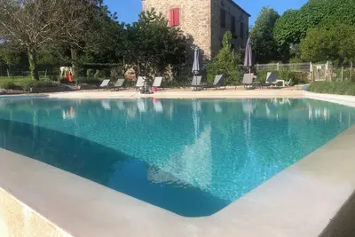Image de Corps de Ferme Rénovée en une Maison de Campagne et Gîtes Avec Piscine