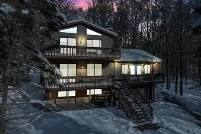 Image de Winter Hideaway: Sled Hill Hot Tub Fireplace Game Room