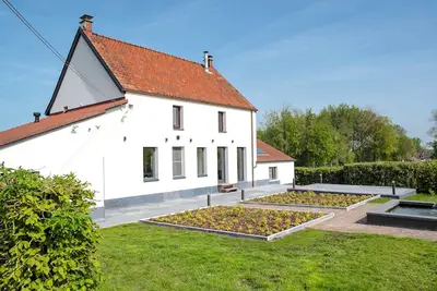 Image de Maison de campagne tranquille avec prairie