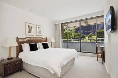 Image de Amazing central cbd apartment with 25m pool, sauna, hottub and gym