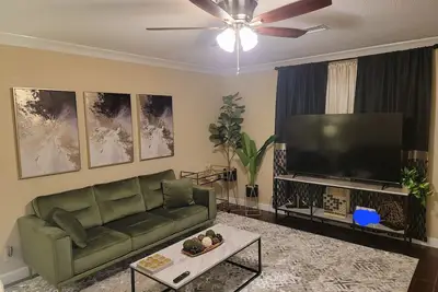 Image de Orange Texas Honey Hive - Upscale living with small town charm.