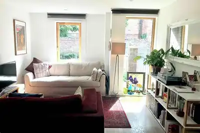 Image de Large 2-bed 2-bath ground-floor flat in Hoxton, large patio, great transpt links