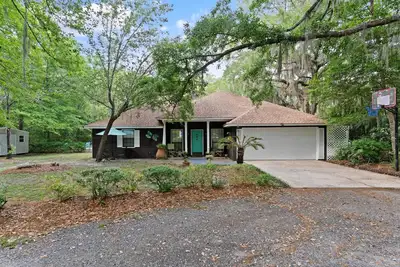 Image de *Pool *Hot tub *Fire pit *Fence *Game room *Private