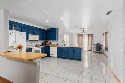 Image de Bright, comfy, economy 3\/2 home