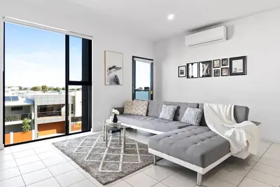 Image de Lightview Oasis- Modern 2br Apt- WiFi & Parking