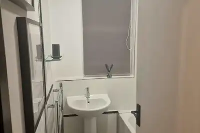 Image de Central Apt Sleeps 6 | Parking | Smart Tv | Garden