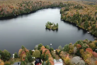 Image de Chalet Rouge\nPet friendly ski retreat and lake house in the middle of nature