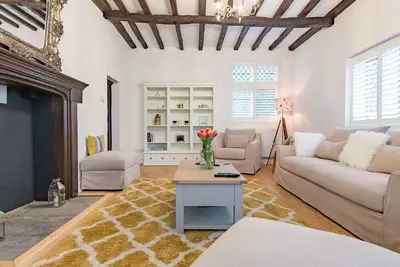 Image de Historic Townhouse with Cathedral Views and Stained glass windows