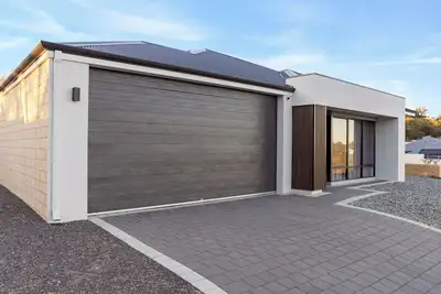 Image de Spacious and serene intelligent home. 3 min to estuary, beach, shops, and trails