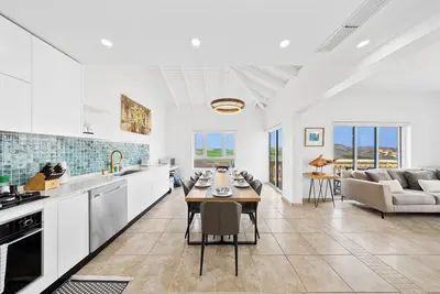 Image de Luxury Condo in Tds! Private Balcony!