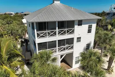 It's A Shellabration! 3 Br\/4ba, Pool, 2 Golf Carts, Small pet, top location! ! !