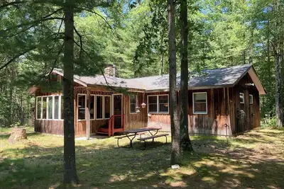 Image de Comfortable Cabin in the Woods. Perfect for Fishing, Hunting or Skiing!